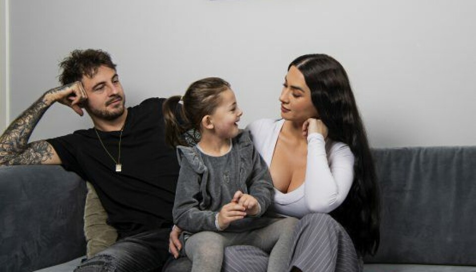 'The Olsens' fik premiere i januar måned, og i september kom der tilmed endnu en sæson af Dplay-programmet, der følger beautyinfluenceren Irina og hendes familie. Udover Irinas altid morsomme mand, dj'en Morten 'Faustix' Olsen, så møder man også parrets datter, samt Irinas mor og søster, og alle deler de ærligt og ukunstigt ud af deres liv og hverdag (Foto: Carsten Andersen/Dplay) 'The Olsens' fik premiere i januar måned, og i september kom der tilmed endnu en sæson af Dplay-programmet, der følger beautyinfluenceren Irina og hendes familie. Udover Irinas altid morsomme mand, dj'en Morten 'Faustix' Olsen, så møder man også parrets datter, samt Irinas mor og søster, og alle deler de ærligt og ukunstigt ud af deres liv og hverdag (Foto: Carsten Andersen/Dplay)
