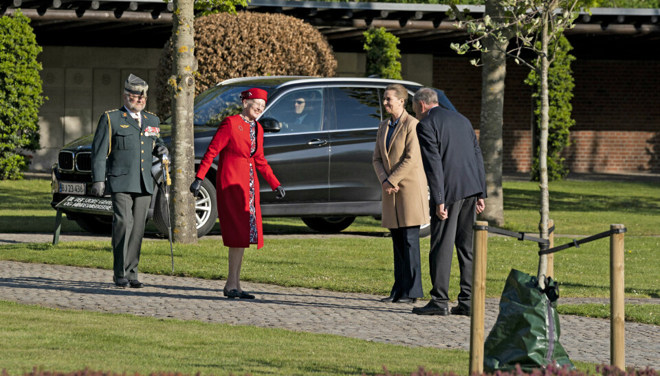 Dronningen blev modtaget af statsminister Mette Frederiksen og tidligere ceremonimester Christian Eugen-Olsen, som i dag er formand for Frihedskampens Mindefond (Foto: Ida Marie Odgaard/Ritzau Scanpix)