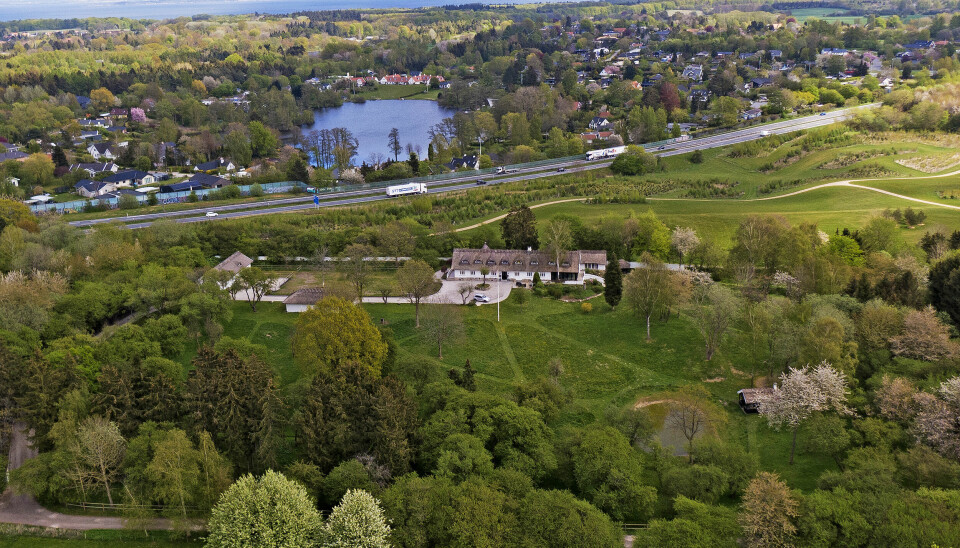 Nicklas Bendtners nye hjem ligger i en to hektar stor privat park med egen sø (Foto: Henrik R. Petersen).