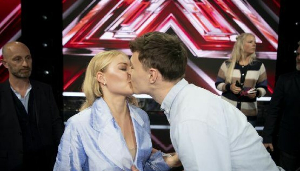 Carl Christoffersen var klar med kys, da Alma havde vundet 'X Factor'. (Foto: Anthon Unger)