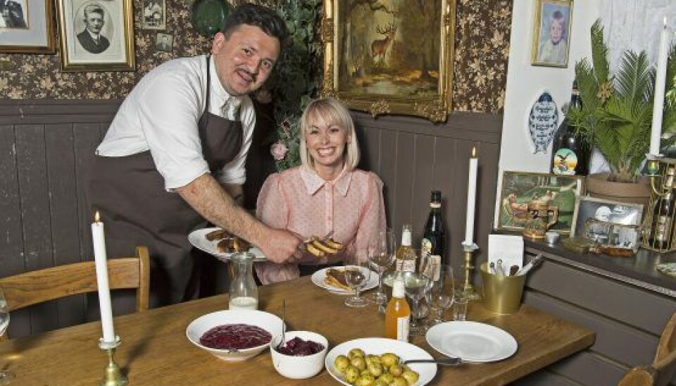 Umut driver til daglig restaurant Guldkroen. Her serverer han sin klassiske danske mad til 'Vild med dans'-partneren Jenna Bagge (Foto: Peter Hauerbach)