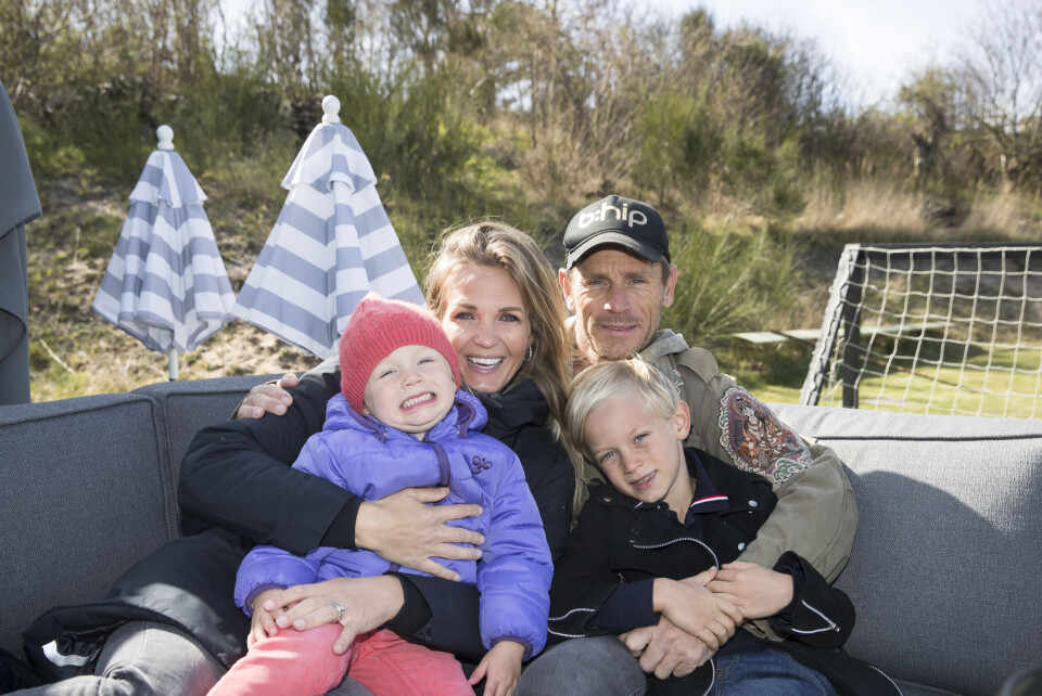 Tina Lund og Allan Nielsen samt børnene Lilly og Louis i sommerhuset 2020. (Foto: Henrik R. Petersen) Tina Lund og Allan Nielsen samt børnene Lilly og Louis i sommerhuset 2020. (Foto: Henrik R. Petersen)