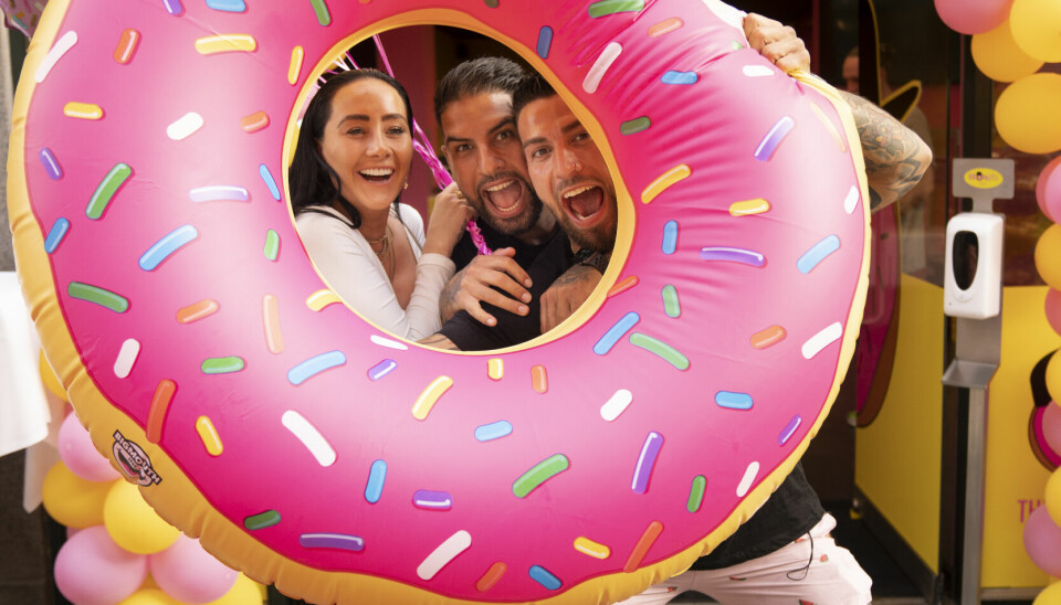 Sarah, Ninos og Türker ved, at man ikke må gå ned på oppustelige donuts, når man holder reception for sin tredje donuts-butik (Foto: Anthon Unger)