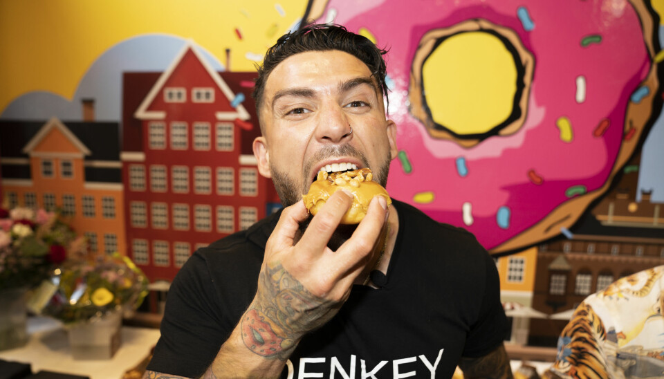 Türker guffer gladeligt en af sine donuts i sig (Foto: Anthon Unger)