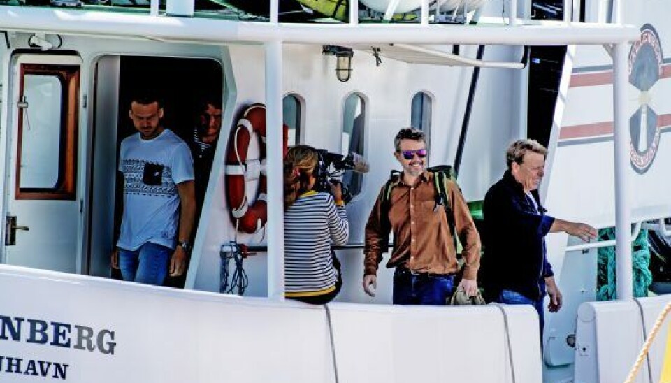 Kronprins Frederik blev modtaget af tv-holdet, da han gik ombord på det gamle søredningsskib. (Foto: René Schütze og Kongehuset)