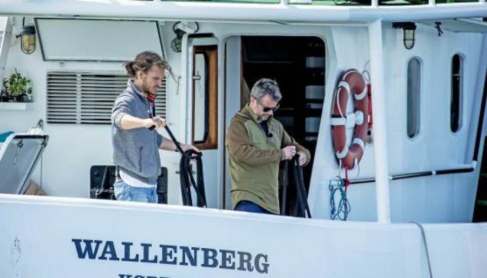 Da skibet skulle lægge fra kaj, fik Emil Midé Erichsen hjælp til tovværket af kronprins Frederik. (Foto: René Schütze og Kongehuset)