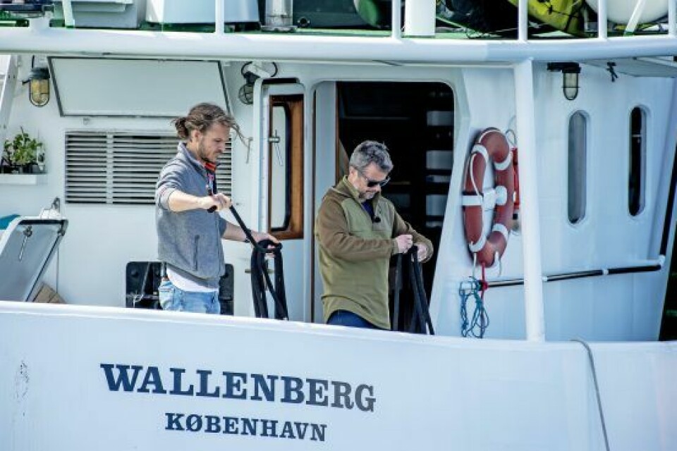Da skibet skulle lægge fra kaj, fik Emil Midé Erichsen hjælp til tovværket af kronprins Frederik. (Foto: René Schütze og Kongehuset)