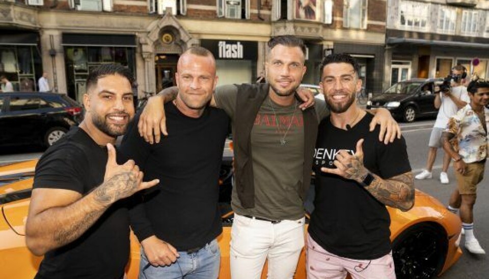 Realityportalen mødte Ciano i onsdags til Bronuts-reception. Ciano kender Türker fra fodbold af, så Ciano lånte sin vens (anden fra venstre) flotte orange Lamborghini til sin entré til receptionen for at skabe hype omkring Türker og Ninos nye butik i København og støtte op om deres iværksætteri (Foto: Anthon Unger) Realityportalen mødte Ciano i onsdags til Bronuts-reception. Ciano kender Türker fra fodbold af, så Ciano lånte sin vens (anden fra venstre) flotte orange Lamborghini til sin entré til receptionen for at skabe hype omkring Türker og Ninos nye butik i København og støtte op om deres iværksætteri (Foto: Anthon Unger)