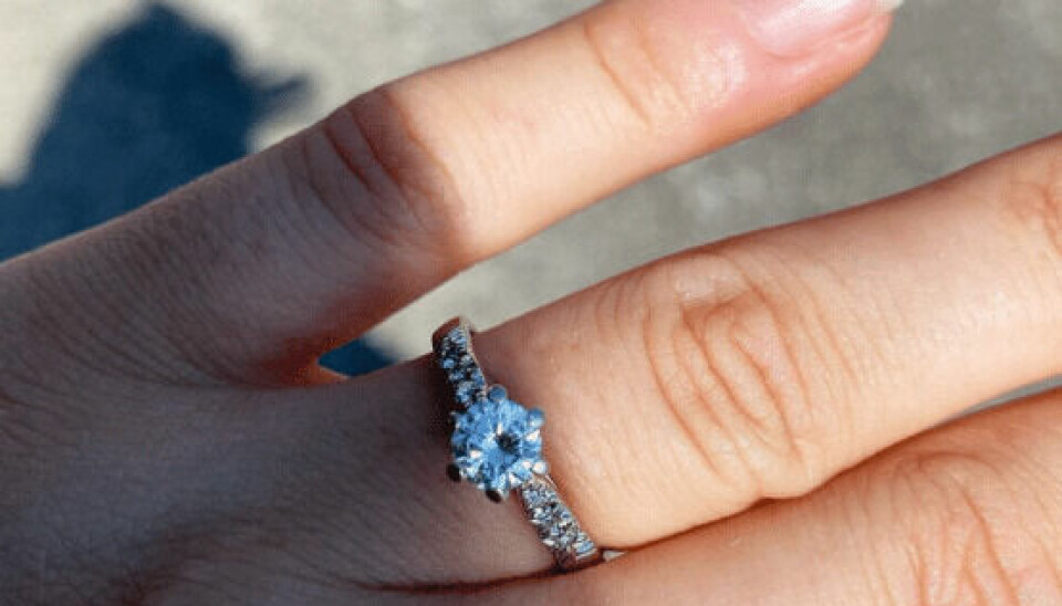 Maria elsker sin smukke diamantring, som Michael friede med (Foto: Privat)