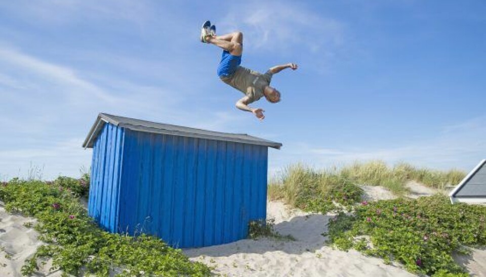 Oliver Bjerrehuus er ikke for gammel til at lave et sejt spring ud over strandhuset (Foto: Henrik R. Petersen)