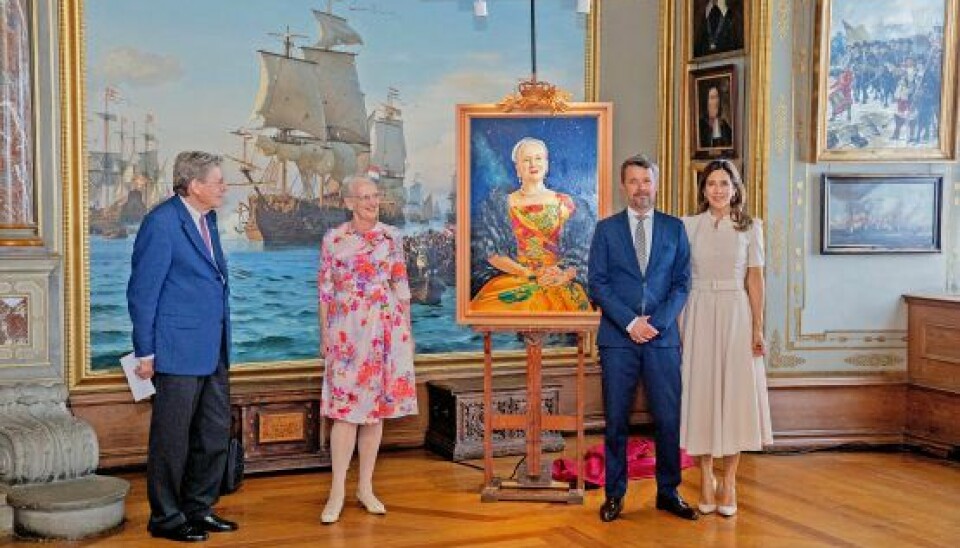 Dronning Margrethe kunne sidste tirsdag endelig åbne udstillingen 'Dronningens Ansigter' på Det Nationalhistoriske Museum på Frederiksborg Slot i Hillerød. På den omfattende udstilling, der er skabt i anledning af majestætens 80-års fødselsdag, blev der også afsløret et nyt portræt malet af Niels Strøbæk. Kronprins Frederik og kronprinsesse Mary deltog i arrangementet, der var deres første med dronningen efter coronakrisen.

Mary var iført en kjole fra Beulah London, og selv om den var meget diskret i beige crepe, så sendte den alligevel et stærkt signal. Det engelske modemærke har sloganet 'Fighting Slavery Through Fashion' og deres tøj bliver syet af kvinder, der har været ofre for menneskehandel.

(Artiklen fortsætter efter billedet)

 Dronning Margrethe sammen med kronprinsparret o maleren Niels Strøbæk ved afsløringen af hans nye portræt (Foto: Ida Guldbæk Arentsen/Ritzau Scanpix)

LÆS OGSÅ: Geggo efter 3D-scanning: Lillesøster ligner Alba på næse og mund

- Vi har skabt Beulah for at bekæmpe slaveri. Vi eksisterer, så vi kan sætte udsatte og tidligere menneskehandlede kvinder i stand til til at blive økonomisk uafhængige og bryde fri af udnyttelse og fattigdom, fortæller Lady Natasha Rufus Isaacs og Lavinia Brennan, der står bag Beulah.

- Vores alternative forretningsmodel, som vi kalder vores 'Freedom Model', er en retskaffen cirkel, som er skabt til at sætte kvinder i vores forsyningskæde i stand til at få en bæredygtig ansættelse ved at indarbejde håndværksteknikker som at væve og brodere i vores kollektioner, siger de to kvinder, der udover kronprinsesse Mary også klæder hertuginde Catherine på.

LÆS OGSÅ: Ditte Julie gør op med fordom: Deler ærligt billede

LÆS OGSÅ: Johnny Madsens kæreste frifundet i voldssag
