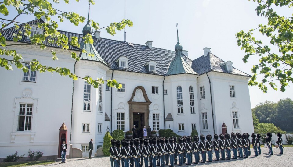 På grund af Covid-19 blev arrangementet på Marselisborg gennemført med færre tilstedeværende, end der sædvanligvis er på Rosenborg Slot (Foto: Kongehuset)