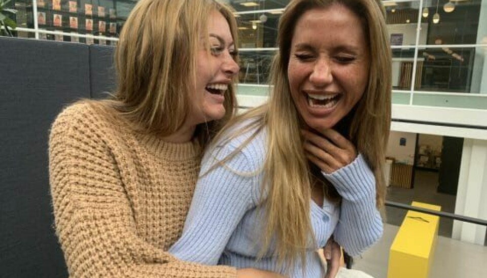 Camilla og Amanda ses stadig en del, og de kan stadig ikke lade være med at grine af og med hinanden. (Foto: Realityportalen.)