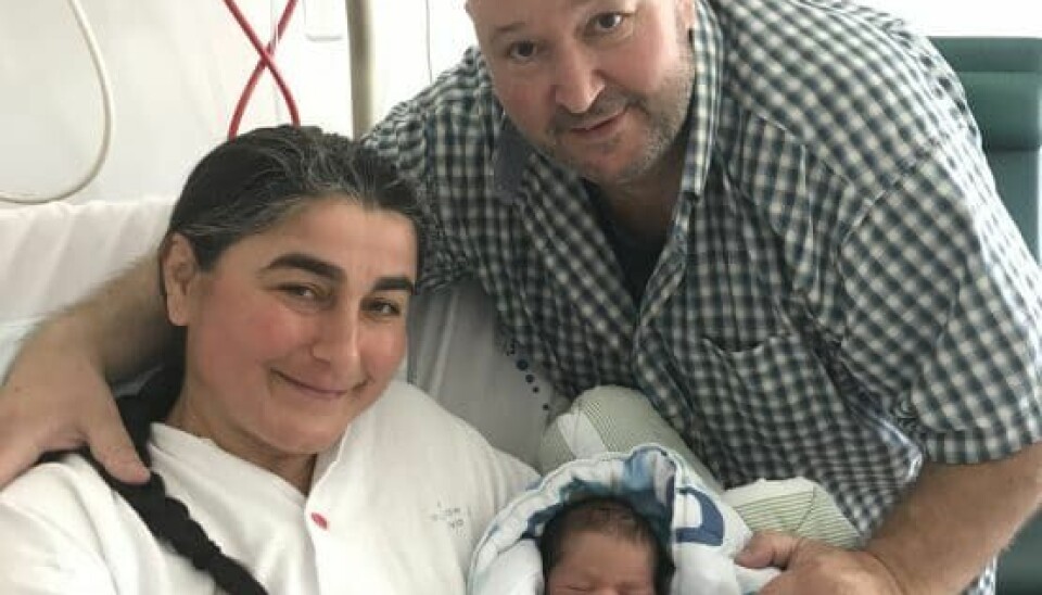 Havva og Mehmet med deres nyfødte søn. (Foto: privat)