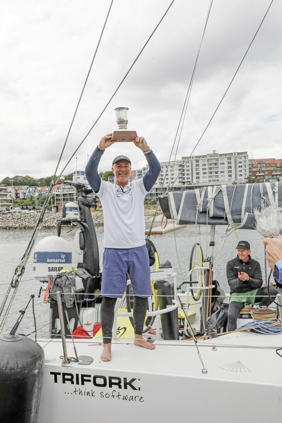 Kaptajnen Bouwe Bekking, 57, med trofæet. Han har sejlet jorden rundt otte gange og er en af de største stjerner inden for Ocean kapsejlads. Bekking er hollænder, men har boet i Danmark med sin hustru, Rikke, i 25 år (Foto: Niels Henrik Dam)