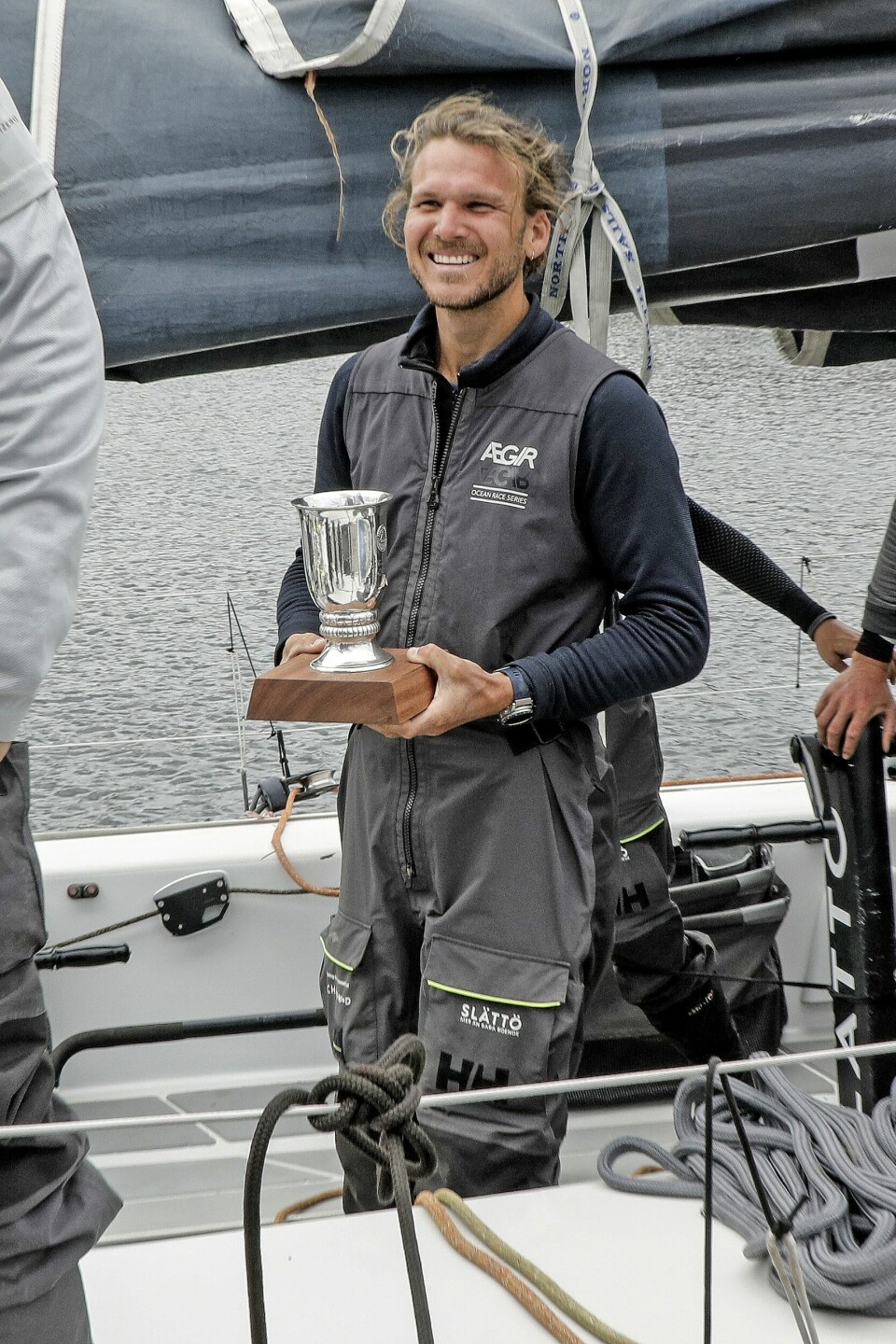 Emil kunne også glæde sig over pokalen, som han skal dele med de 10 andre sejlere i rekordforsøget (Foto: Niels Henrik Dam)
