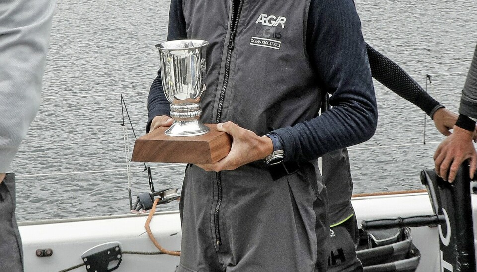 Emil kunne også glæde sig over pokalen, som han skal dele med de 10 andre sejlere i rekordforsøget (Foto: Niels Henrik Dam)