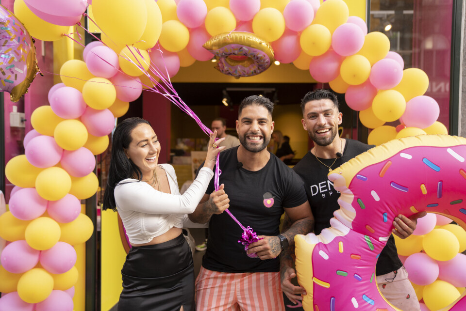 Sarah, Ninos og Türker var i den grad klar til at byde de mange gæster, der bestod af venner, familie og forretningspartnere, velkommen til åbningsreceptionen af den nye Bronuts-butik i København (Foto: Anthon Unger) Sarah, Ninos og Türker var i den grad klar til at byde de mange gæster, der bestod af venner, familie og forretningspartnere, velkommen til åbningsreceptionen af den nye Bronuts-butik i København (Foto: Anthon Unger)