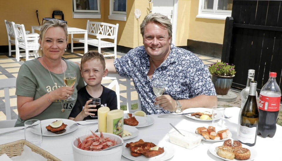 Johnny Hansen, Gitte Dahlgaard og Nicklas i sommerhus 2020, Skagen (Foto: Niels Henrik Dam)