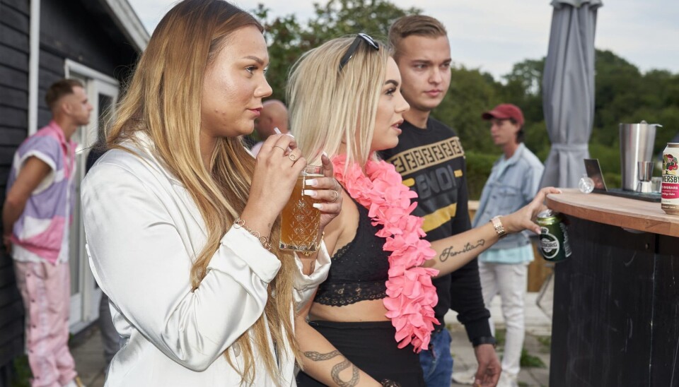 Louise og Victor har lidt forskellige versioner af, hvorfor de ikke længere snakker sammen. God stemning var der i hvert fald ikke mellem de tidligere flammer, da de i weekenden var til samme fest hos Nicklaes fra deres sæson af 'Ex on the Beach' (Foto: Janus Nielsen). Louise og Victor har lidt forskellige versioner af, hvorfor de ikke længere snakker sammen. God stemning var der i hvert fald ikke mellem de tidligere flammer, da de i weekenden var til samme fest hos Nicklaes fra deres sæson af 'Ex on the Beach' (Foto: Janus Nielsen).