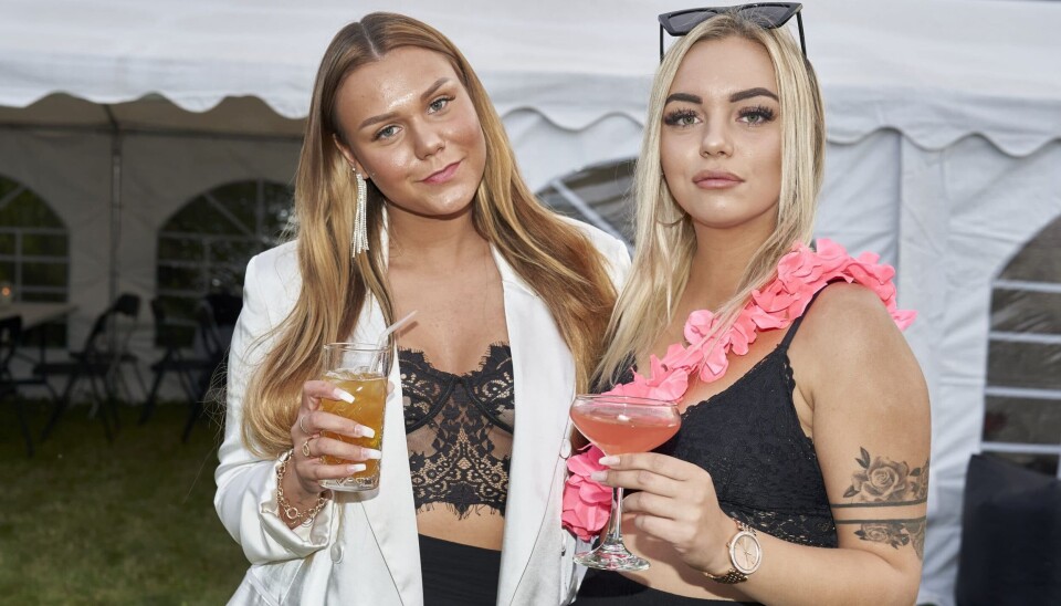 Louise og Justina holdt godt fast i hinanden til 'Ex on the Beach'-havefesten. De var nemlig ikke meget begejstrerede for at skulle feste med henholdsvis Victor og Mark på grund af deres skuffende flirts med fyrene (Foto: Janus Nielsen)