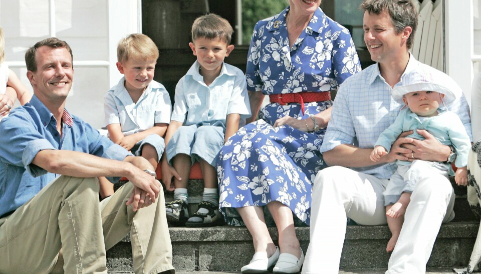 I modsætning til dronning Ingrid har dronning Margrethe desværre haft svært ved at samle familien på Gråsten Slot. Her ses hun i 2006 med prins Joachim, kronprins Frederik og børnebørnene prins Felix, prins Nikolai og prins Christian (Foto: Claus Fisker/Ritzau Scanpix)