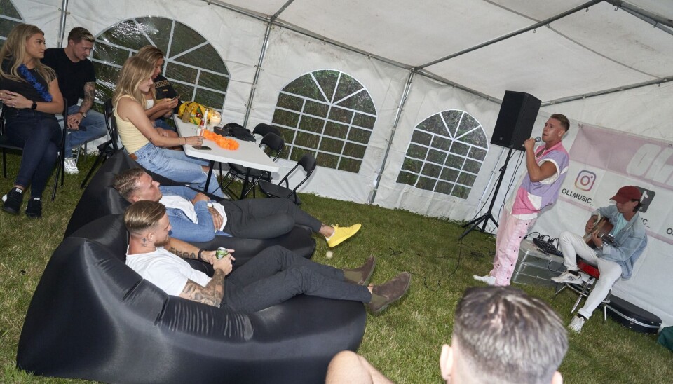 Den nye kunstner Oli optrådte til Nicklaes' havefest (Foto: Janus Nielsen) Den nye kunstner Oli optrådte til Nicklaes' havefest (Foto: Janus Nielsen)