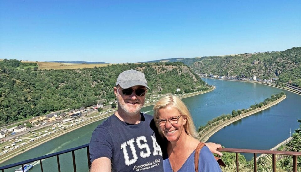 Mette og hendes forlovede, Nils Rømer, nyder lige nu Spanien. Her er de ved Loreley-udsigtspunktet ved Rhinen (Foto: Privat)