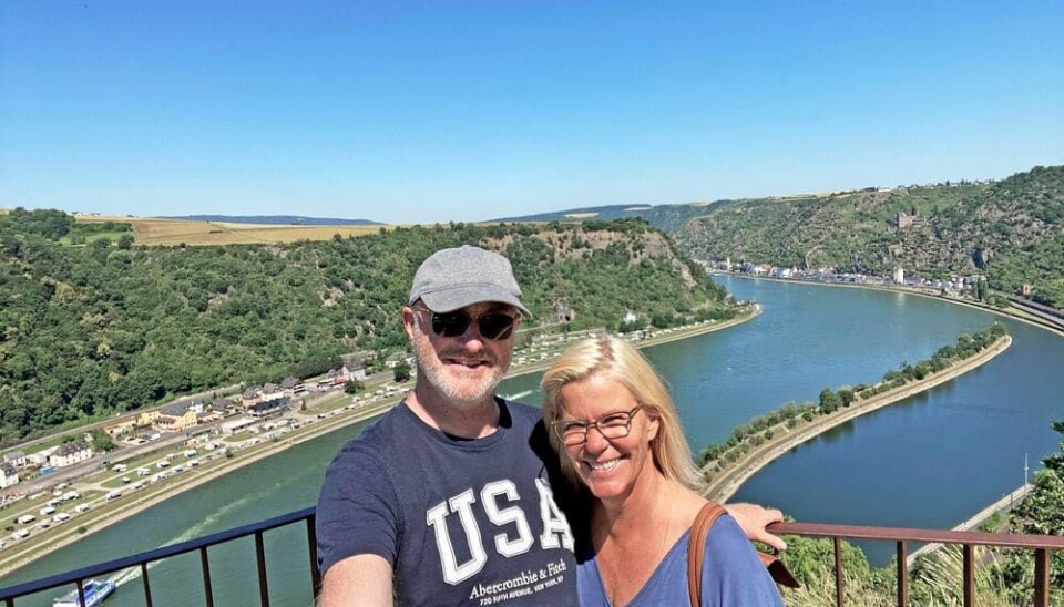 Mette og hendes forlovede, Nils Rømer, nyder lige nu Spanien. Her er de ved Loreley-udsigtspunktet ved Rhinen (Foto: Privat) Mette og hendes forlovede, Nils Rømer, nyder lige nu Spanien. Her er de ved Loreley-udsigtspunktet ved Rhinen (Foto: Privat)