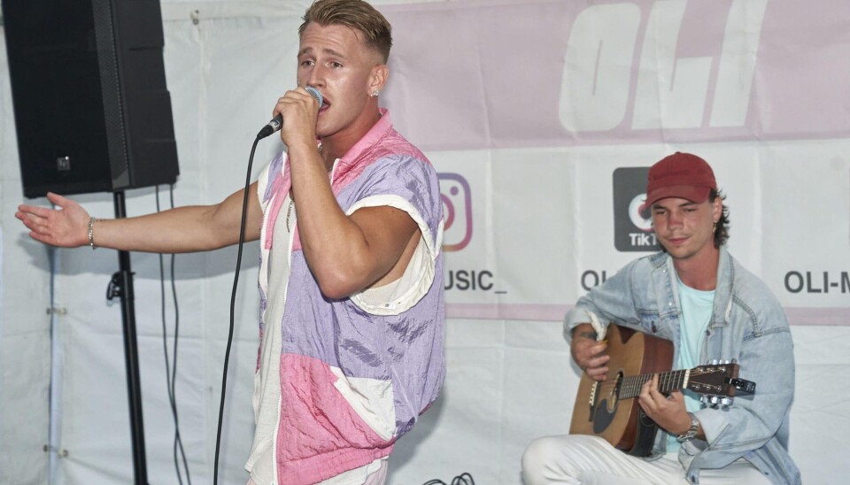 Den nye kunstner OLI optrådte til Nicklaes' 'Ex on the Beach'-havefest (Foto: Janus Nielsen) Den nye kunstner OLI optrådte til Nicklaes' 'Ex on the Beach'-havefest (Foto: Janus Nielsen)