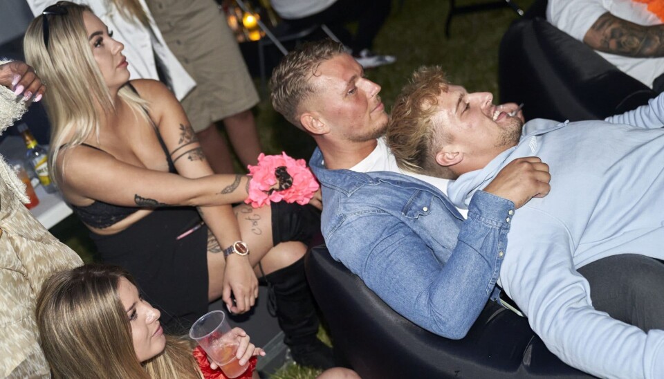 Justina, Nicklaes og Robin nyder intimkoncerten med Oli (Foto: Janus Nielsen) Justina, Nicklaes og Robin nyder intimkoncerten med Oli (Foto: Janus Nielsen)
