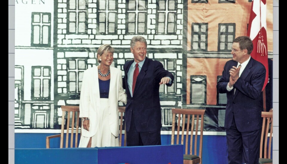 USA's præsident Bill Clinton interesserede sig vist mere for Danmarks førstedame end for statsministeren, da han besøgte København i 1997 (Foto: Ritzau Scanpix)