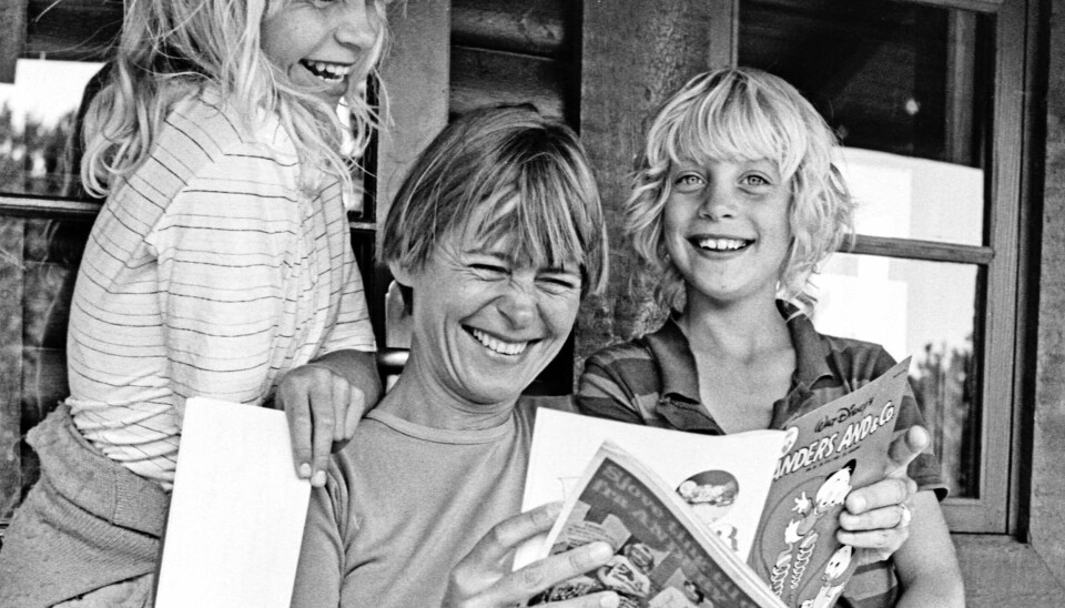 MF Lone Dybkjær med døtrene Mette og Lotte under ferie på Anholt i 1981 (Foto: Ritzau Scanpix)