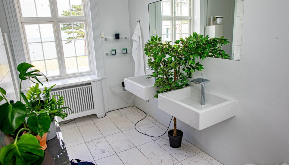 Suiten har det eneste toilet, hvor man kan få lidt privatliv uden at sidde lige ud til en glasdør (Foto: Michael Stub)