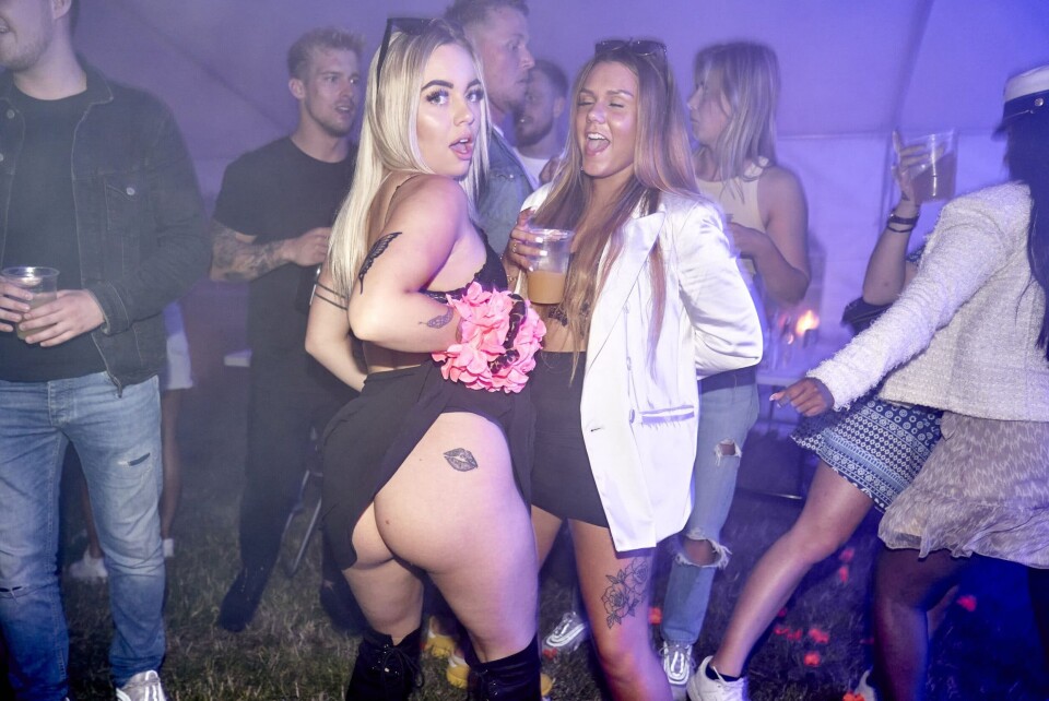 Justina er - ligesom man så det i 'Ex on the Beach'-villaen - ikke bleg for at dele ud af godterne (Foto: Janus Nielsen) Justina er - ligesom man så det i 'Ex on the Beach'-villaen - ikke bleg for at dele ud af godterne (Foto: Janus Nielsen)