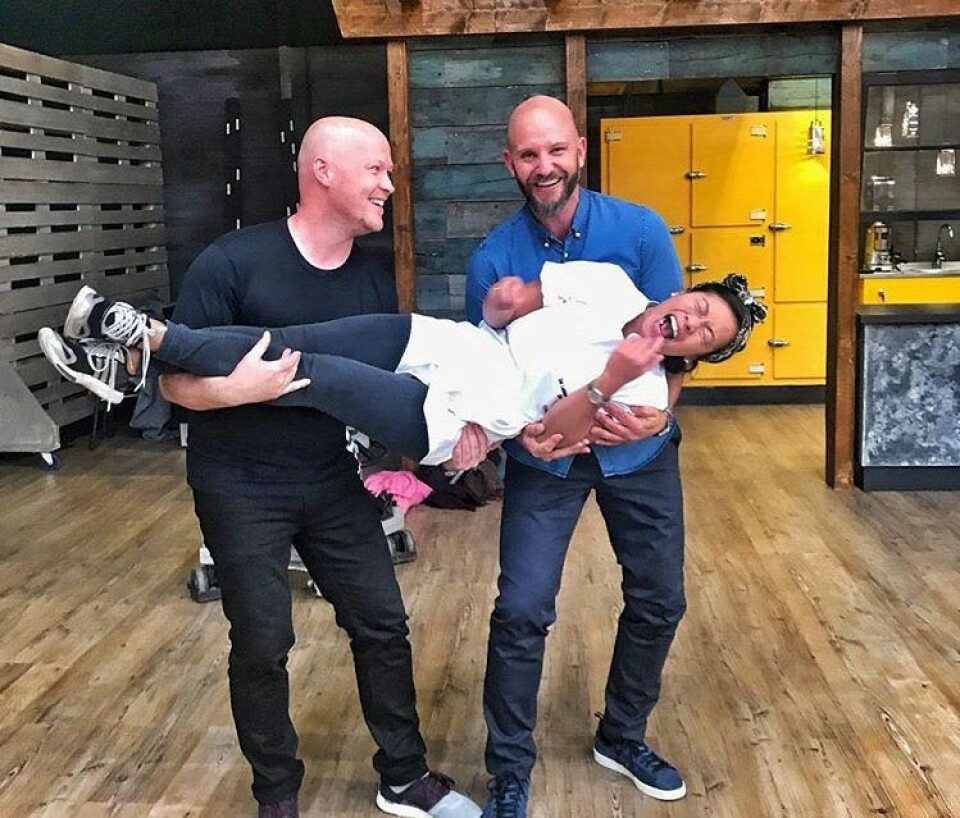 Dak er altid blevet taget pænt i mod, når hun har været gæstedommer i 'MasterChef' - her af Jakob Mielcke og Thomas Castberg for nogle år tilbage (Foto: Viaplay) Dak er altid blevet taget pænt i mod, når hun har været gæstedommer i 'MasterChef' - her af Jakob Mielcke og Thomas Castberg for nogle år tilbage (Foto: Viaplay)