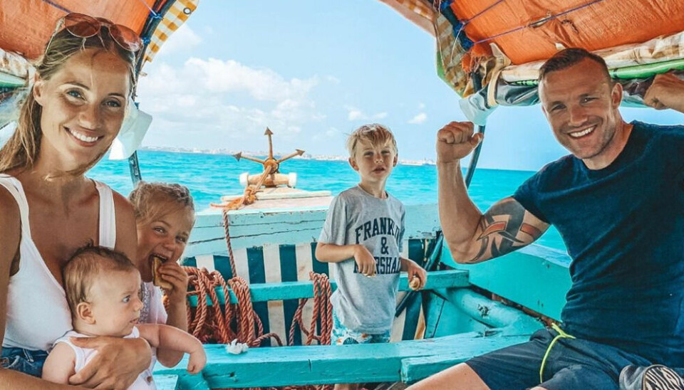 Lea, Mikkel og deres tre børn tager en sejltur i Zanzibar (Foto: Privat).