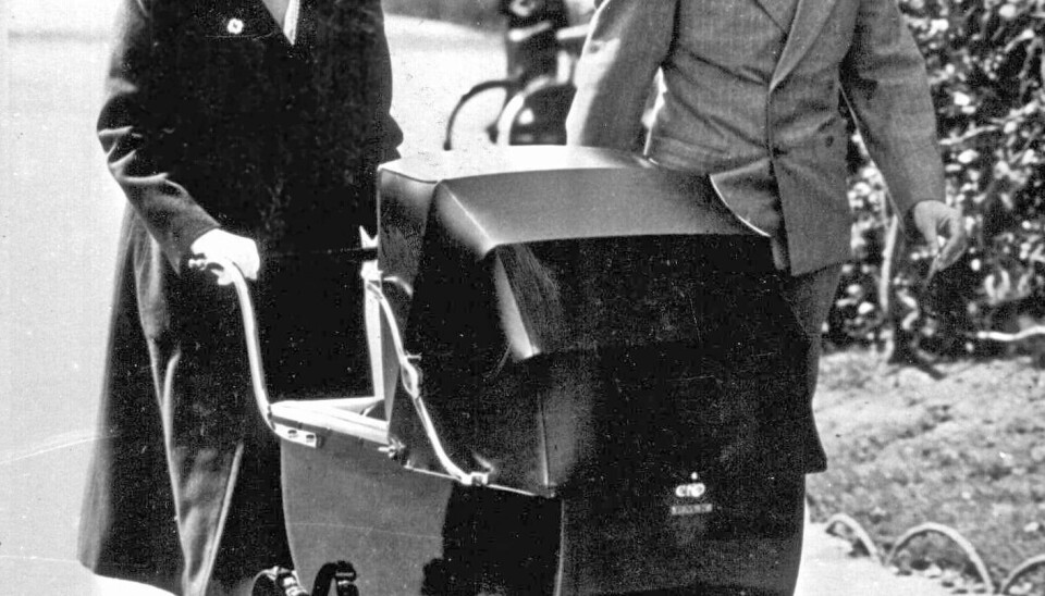 – I besættelsens første år blev mine forældre ved med at spadsere og cykle i gaderne. Det var en selvfølge for dem, har dronning Margrethe fortalt i bogen ”Barn af besættelsen”. Her ses de i 1940 med den nyfødte Margrethe i barnevognen.