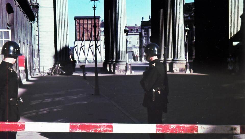 Politivagtens afspærring foran kolonaden i Amaliegade. Rytterstatuen af Frederik 5. er blevet pakket ind for at beskytte den mod bombeangreb (Foto: Mogens Rud/Ritzau Scanpix)