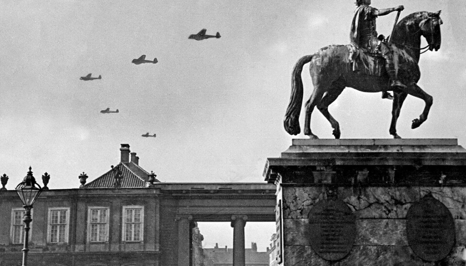 Tyske fly ses over København fra Amalienborg Slotsplads tidligt om morgenen den 9. april 1940 (Foto: Ritzau Scanpix)
