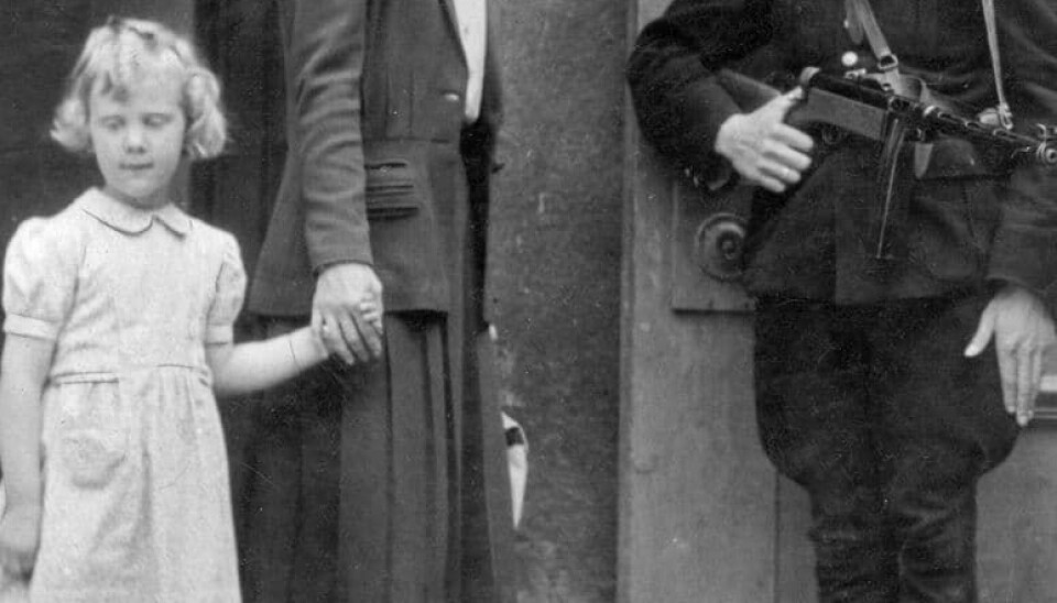 Femårige prinsesse Margrethe sammen med sin mor, kronprinsesse Ingrid, ved politivagtens sidste dag på Amalienborg, den 10. juni 1945 (Foto: Ritzau Scanpix)
