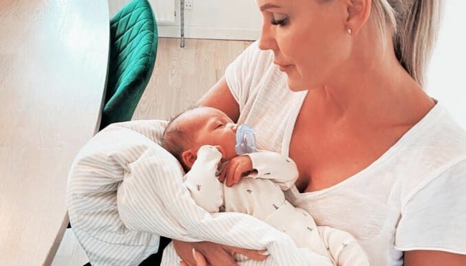 Janni Ree nyder sit nye barnebarn i fulde drag (Foto: Privat)