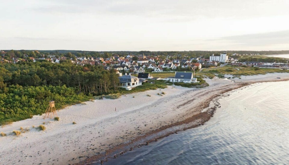 – Jeg kan bogstavelig talt ikke komme tættere på vandet. Nu bor jeg på stranden, fortæller Ilse Jacobsen om den gamle toldbygning fra 1900, som siden er ombygget til en herskabelig otteværelses villa på 220 kvadratmeter (Foto: Henrik R. Petersen)