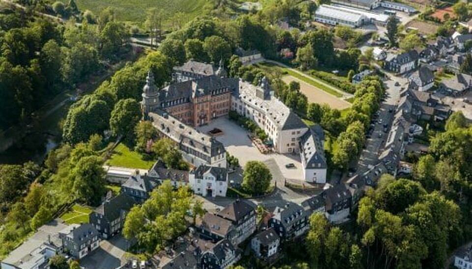 Slottet i Berleburg blev anlagt i 1200-tallet og har været i familiens eje i næsten 800 år. Bag slottets hovedbygning ses huset (Foto: Hans Blossey / Alamy Stock Photo / Ritzau Scanpix)