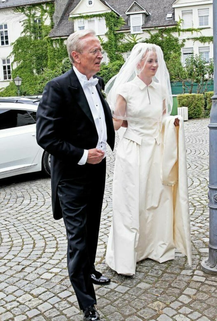 Prins Ludwig-Ferdinand med sin datter, prinsesse Theodora, ved hendes bryllup i 2018. Han har i alt fire børn, blandt andre sønnen August Wittgenstein, der er skuespiller og har medvirket i ”The Crown” (Foto: Gisela Schober/Getty Images)