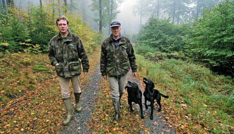 Prins Gustav fotograferet i 1998 i Berleburgs skove med sin far, prins Richard, der døde som 82-årig i 2017 (Foto: Jørgen Jessen/Ritzau Scanpix)