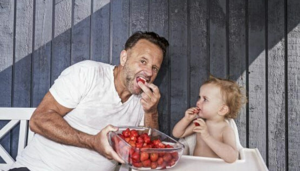Far og søn nyder den danske sommer i sommerhuset, og det betyder masser af is og jordbær (Foto: Klaus Bo Christensen)