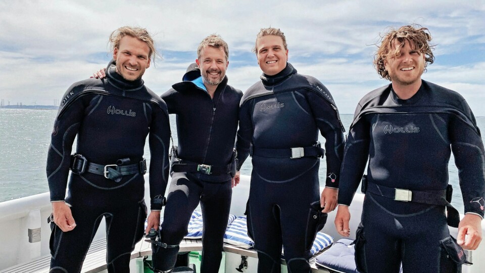 Kronprins Frederik, 52, på vej på dyk med Emil, 30, Theis, 27, og Alfred Midé Erichsen, 20 (Foto: Hannelore Dörner / TV 2)