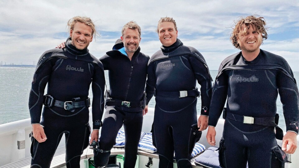Kronprins Frederik, 52, på vej på dyk med Emil, 30, Theis, 27, og Alfred Midé Erichsen, 20 (Foto: Hannelore Dörner / TV 2) Kronprins Frederik, 52, på vej på dyk med Emil, 30, Theis, 27, og Alfred Midé Erichsen, 20 (Foto: Hannelore Dörner / TV 2)