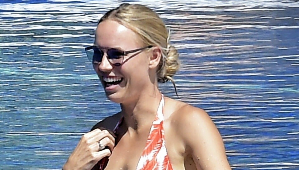 Caroline, der netop er fyldt 30, smilede og grinede under turen i hotellets pool. Solen var så stærk, at hun beholdt sine solbriller på (Foto: Backgrid/Ritzau Scanpix)